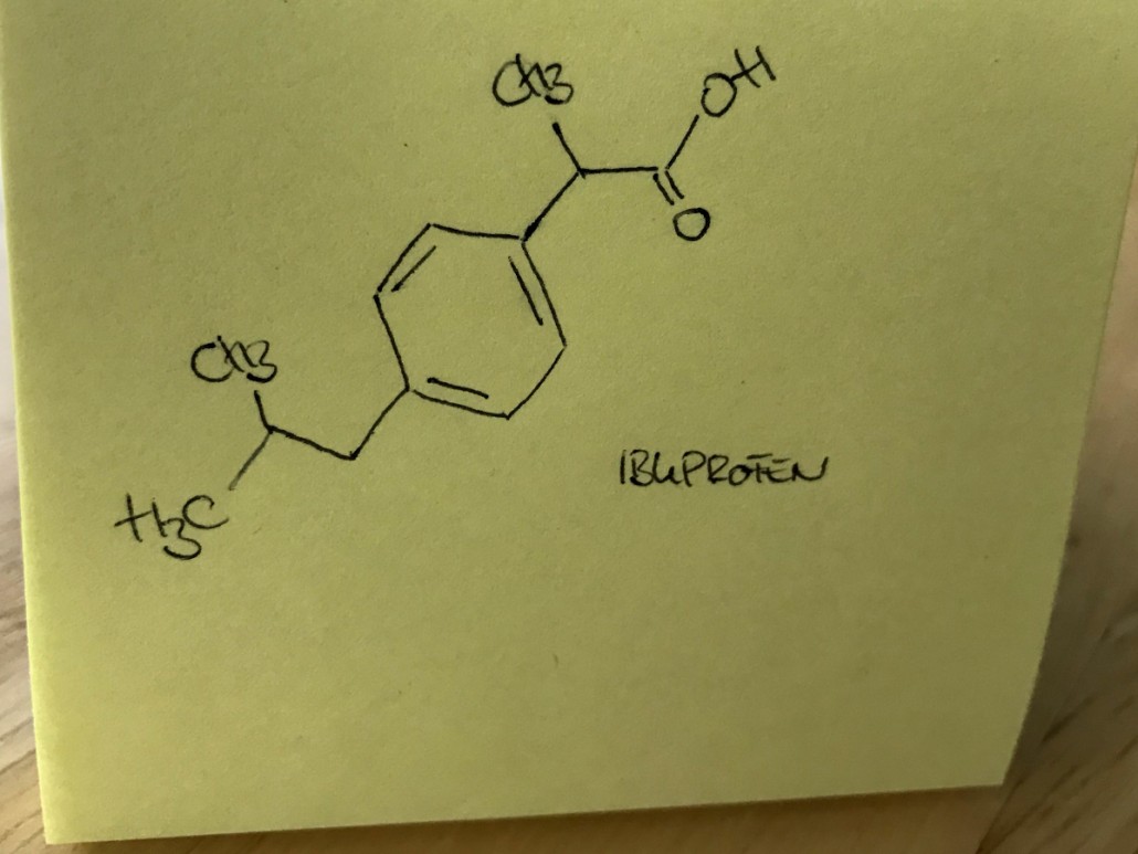 Strukturformel von Ibuprofen auf einem gelben Post-it